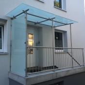 Eingang mit Geländer und Vordach